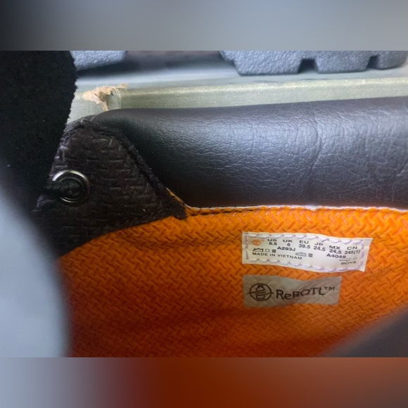 Timberland 3 Eye Chukka Black. Boys Grade school
US 6.5 - Picture 5 of 6